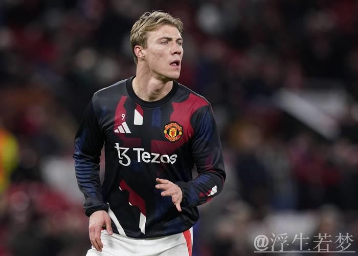 曼联2-0维拉锁定胜局!霍伊伦致大马丁染红 门将失误引争议 曼联2-0维拉锁定胜局!霍伊伦致大马丁染红 门将失误引争议